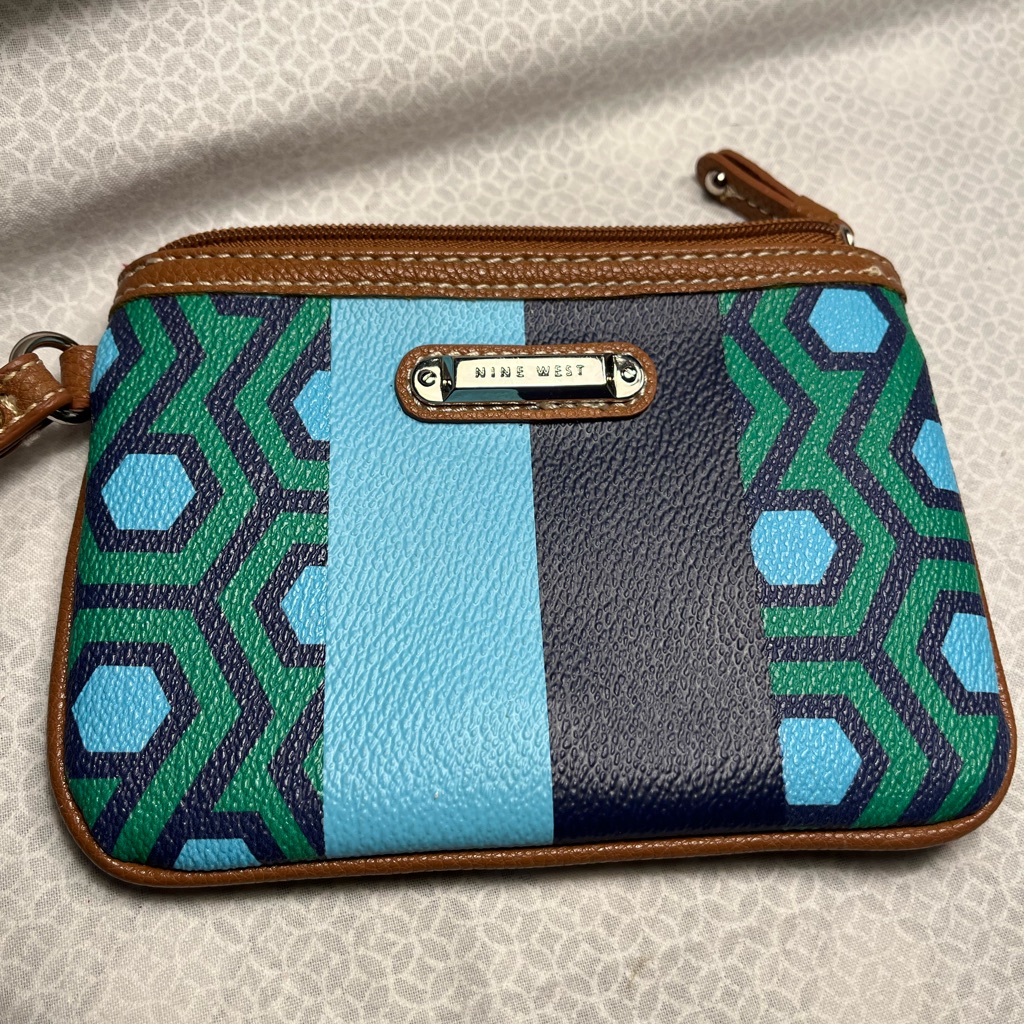 1810-Ptt Nine West Blue & Green Geometric Design Wristlet